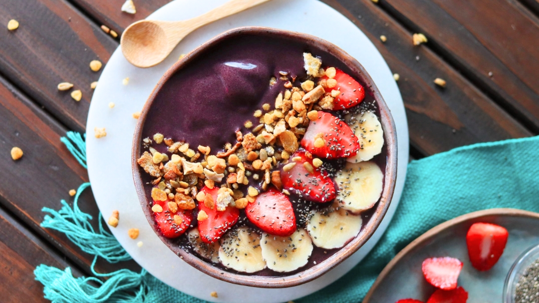 Superfruit Bowl with Açaí Powder