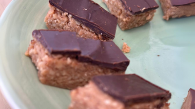 Barrinha de Proteína com amendoim e chocolate